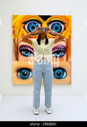 Le opere d'arte esposte quest'anno includono un enorme mobile sospeso in pasta di legno, un dipinto tie-dye alto quasi tre metri in inchiostri colorati che appaiono quasi da sogno, e grandi dipinti di regni abbandonati surrealisti. Sarà esposta una varietà di opere in diversi mezzi di comunicazione e la mostra racchiude l’approccio unico e sperimentale di ogni studente alla creazione artistica. Le scuole RA sono state parte integrante della Royal Academy fin dalla sua fondazione nel 1768, offrendo l'unico programma gratuito di post-laurea triennale in Europa. Si svolge dal 8 giugno -25 giugno 2023 alla Royal Academy ... Foto Stock