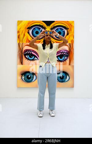 Le opere d'arte esposte quest'anno includono un enorme mobile sospeso in pasta di legno, un dipinto tie-dye alto quasi tre metri in inchiostri colorati che appaiono quasi da sogno, e grandi dipinti di regni abbandonati surrealisti. Sarà esposta una varietà di opere in diversi mezzi di comunicazione e la mostra racchiude l’approccio unico e sperimentale di ogni studente alla creazione artistica. Le scuole RA sono state parte integrante della Royal Academy fin dalla sua fondazione nel 1768, offrendo l'unico programma gratuito di post-laurea triennale in Europa. Si svolge dal 8 giugno -25 giugno 2023 alla Royal Academy ... Foto Stock