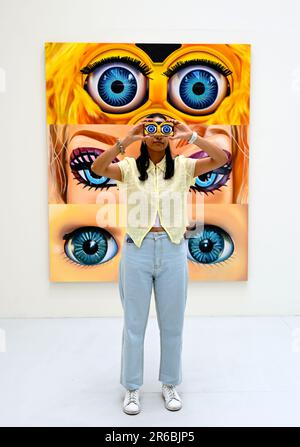 Le opere d'arte esposte quest'anno includono un enorme mobile sospeso in pasta di legno, un dipinto tie-dye alto quasi tre metri in inchiostri colorati che appaiono quasi da sogno, e grandi dipinti di regni abbandonati surrealisti. Sarà esposta una varietà di opere in diversi mezzi di comunicazione e la mostra racchiude l’approccio unico e sperimentale di ogni studente alla creazione artistica. Le scuole RA sono state parte integrante della Royal Academy fin dalla sua fondazione nel 1768, offrendo l'unico programma gratuito di post-laurea triennale in Europa. Si svolge dal 8 giugno -25 giugno 2023 alla Royal Academy ... Foto Stock