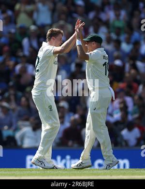 Cameron Green (a sinistra) in Australia festeggia con Scott Boland dopo aver preso il wicket di Cheteshwar Pujara in India durante il secondo giorno della partita finale del Campionato Mondiale di Test ICC all'Oval, Londra. Data immagine: Giovedì 8 giugno 2023. Foto Stock