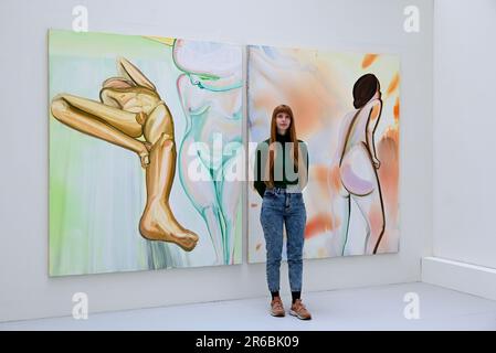 Le opere d'arte esposte quest'anno includono un enorme mobile sospeso in pasta di legno, un dipinto tie-dye alto quasi tre metri in inchiostri colorati che appaiono quasi da sogno, e grandi dipinti di regni abbandonati surrealisti. Sarà esposta una varietà di opere in diversi mezzi di comunicazione e la mostra racchiude l’approccio unico e sperimentale di ogni studente alla creazione artistica. Le scuole RA sono state parte integrante della Royal Academy fin dalla sua fondazione nel 1768, offrendo l'unico programma gratuito di post-laurea triennale in Europa. Si svolge dal 8 giugno -25 giugno 2023 alla Royal Academy ... Foto Stock