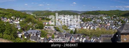 Veduta aerea panoramica della città di Dillenburg vista dalla Williams Tower, in Hesse, in Germania. Vista sul tetto in una bella giornata di sole primaverile. Foto Stock