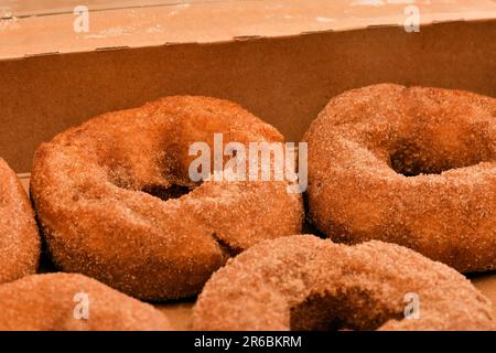 Ciambelle fresche alla cannella di mela in una scatola. Foto Stock