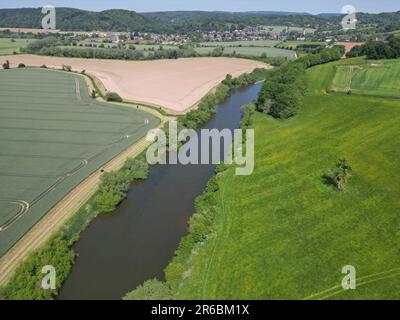 Veduta aerea del fiume Wye che scorre attraverso l'Herefordshire rurale vicino a Fownhope nel giugno 2023 Foto Stock