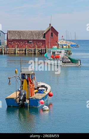 Barche da pesca commerciali ormeggiate a Rockport Harbor prima del simbolo della baracca da pesca numero uno sul Bradley Wharf a Rockport, Massachusetts Foto Stock