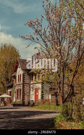 Vista esterna dell'edificio della vecchia stazione ferroviaria nel villaggio di Monreal Foto Stock