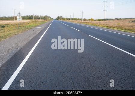 Strada asfaltata. Strada asfaltata e linee di divisione bianche Foto Stock