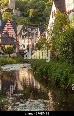 Paesaggio della pittoresca città Monreal nella Germania Eifel Foto Stock