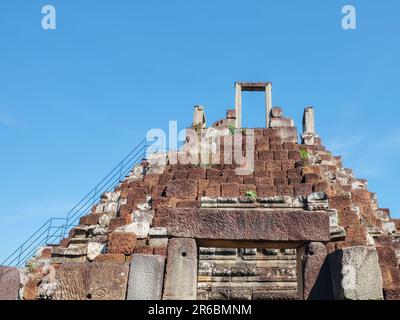 La cima di un'antica piramide di pietra della Cambogia, rovine medievali nel sud-est asiatico contro un cielo limpido. Foto Stock