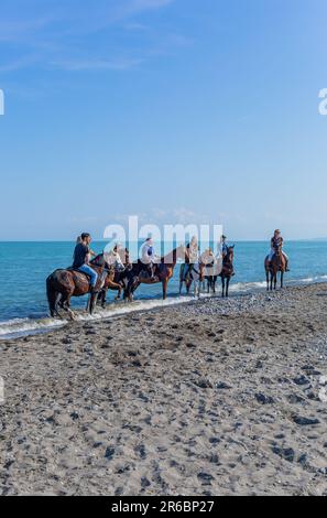 Policoro, Italia - 7 maggio 2023: Persone a cavallo in una spiaggia di Policoro, Basilicata, Italia meridionale. Foto Stock