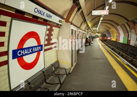 LONDRA - 21 MARZO 2023: Stazione della metropolitana Chalk Farm, una stazione della Northern Line nel quartiere di Camden, a nord di Londra Foto Stock