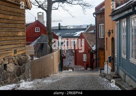 splendida vista sulla strada di case in legno damstredet & telthusbakken a oslo norvegia Foto Stock