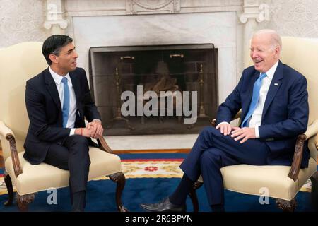 Washington, Stati Uniti. 08th giugno, 2023. Il Presidente Joe Biden ha tenuto un incontro bilaterale con il primo Ministro del Regno Unito, Rishi Sunak, presso l'Ufficio ovale presso la Casa Bianca di Washington, DC, giovedì 8 giugno 2023. Foto di Bonnie Cash/UPI Credit: UPI/Alamy Live News Foto Stock