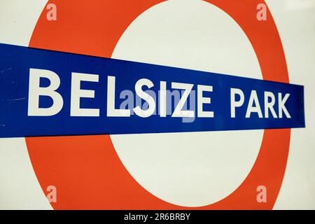 LONDRA - 21 MARZO 2023: Stazione della metropolitana di Belsize Park, una stazione della Northern Line nel quartiere di Camden, a nord di Londra Foto Stock