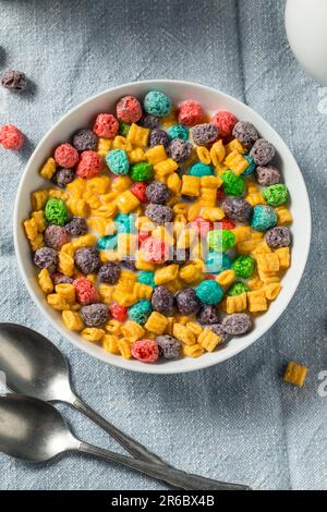 Biologico Berry Sugar Kids colazione cereali con latte intero Foto Stock