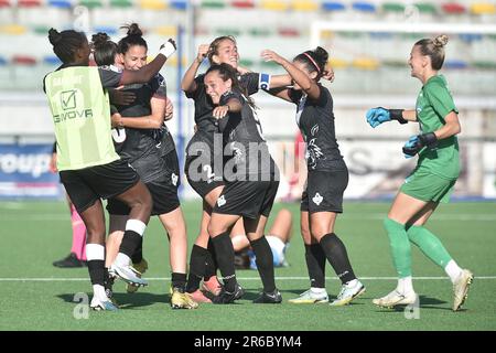 Pomigliano, Italia. 08th giugno, 2023. L'esultazione al termine della gara di pomigliano durante il Play - out Serie A tra Pomigliano Calcio vs SS Lazio Femminile allo Stadio di Palma Campania Credit: Independent Photo Agency/Alamy Live News Foto Stock