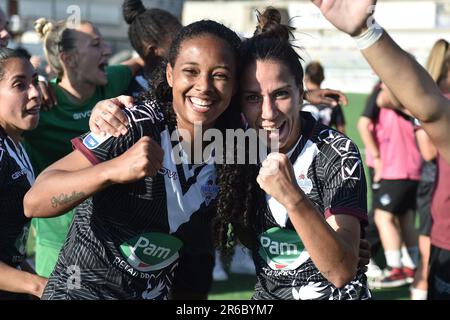 Pomigliano, Italia. 08th giugno, 2023. L'esultazione al termine della gara di pomigliano durante il Play - out Serie A tra Pomigliano Calcio vs SS Lazio Femminile allo Stadio di Palma Campania Credit: Independent Photo Agency/Alamy Live News Foto Stock