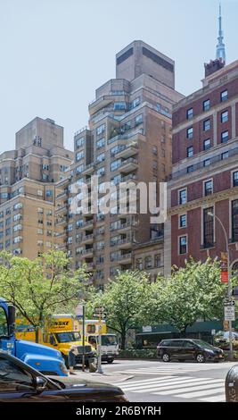 Eemery Roth ha progettato 40 Park Avenue con poco ornamento, ma ha incluso cinque balconi sulla maggior parte dei piani e una corona di terrazzamenti. Foto Stock