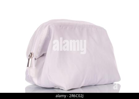 Una borsa cosmetica bianca da donna, macro, isolata su sfondo bianco. Foto Stock