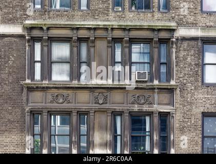 L'Emery Roth ha progettato questo edificio di 1924 appartamenti con un cortile dietro una porta di ferro e negozi su Lexington Avenue. Foto Stock