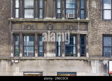 L'Emery Roth ha progettato questo edificio di 1924 appartamenti con un cortile dietro una porta di ferro e negozi su Lexington Avenue. Foto Stock