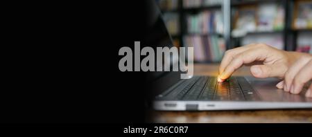 Concetto di lavoro remoto e ibrido. Un uomo sta inserendo informazioni o aggiornando record in un database o in un sistema informatico o in un foglio di calcolo. Foto Stock