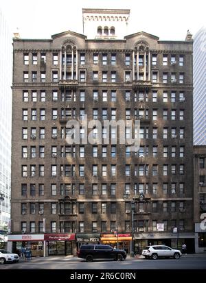 L'Emery Roth ha progettato questo edificio di 1924 appartamenti con un cortile dietro una porta di ferro e negozi su Lexington Avenue. Foto Stock