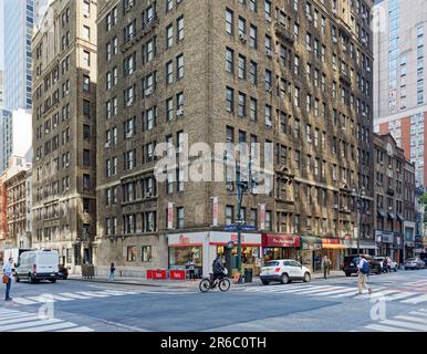 L'Emery Roth ha progettato questo edificio di 1924 appartamenti con un cortile dietro una porta di ferro e negozi su Lexington Avenue. Foto Stock