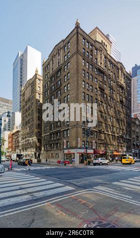 L'Emery Roth ha progettato questo edificio di 1924 appartamenti con un cortile dietro una porta di ferro e negozi su Lexington Avenue. Foto Stock