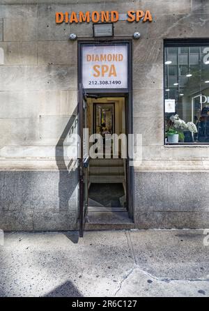 L'Emery Roth ha progettato questo edificio di 1924 appartamenti con un cortile dietro una porta di ferro e negozi su Lexington Avenue. Foto Stock