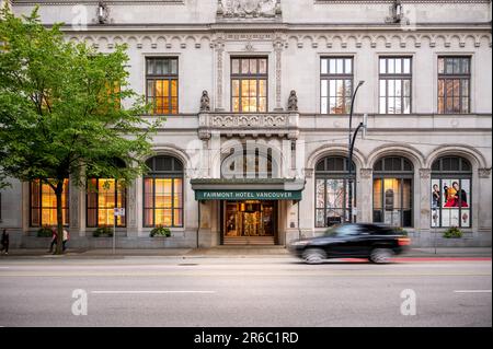 Vancouver, British Columbia - 25 maggio 2023: Il Fairmont Hotel Vancouver di sera. Foto Stock