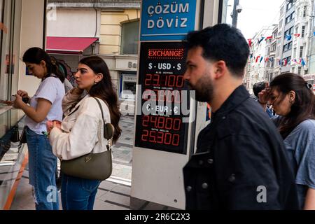 Istanbul, Turchia. 08th giugno, 2023. Persone viste in un ufficio di cambio valuta. Dopo le elezioni del 28 maggio, la Banca centrale della Repubblica di Turchia ha smesso di sopprimere il tasso dollaro/TL emettendo valuta estera al mercato attraverso le banche pubbliche, e il tasso del dollaro, che era di 19,52 lire il 28 maggio, è diventato di 23,36 lire a partire dal giugno 8. Credit: SOPA Images Limited/Alamy Live News Foto Stock