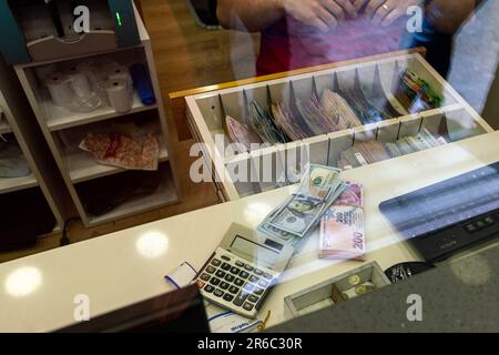 Istanbul, Turchia. 08th giugno, 2023. Banconote in dollari e lire turche visualizzate presso l'ufficio di cambio valuta. Dopo le elezioni del 28 maggio, la Banca centrale della Repubblica di Turchia ha smesso di sopprimere il tasso dollaro/TL emettendo valuta estera al mercato attraverso le banche pubbliche, e il tasso del dollaro, che era di 19,52 lire il 28 maggio, è diventato di 23,36 lire a partire dal giugno 8. Credit: SOPA Images Limited/Alamy Live News Foto Stock