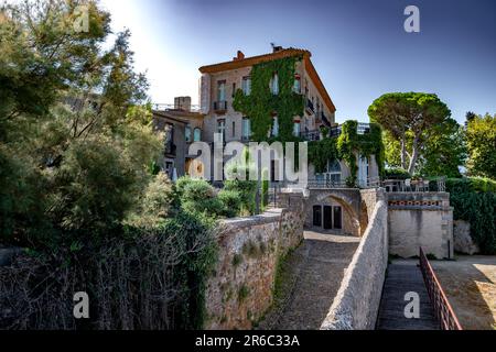 Vicolo stretto con antichi edifici nella Fortezza Antica della città medievale Carcassonne in Occitania, Francia Foto Stock