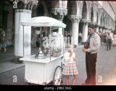 1950s Venezia Italia, uomo e ragazza allo stand gelato a San Mark's Square, scansione di una pellicola per vetrini Minox da 8 mm Foto Stock