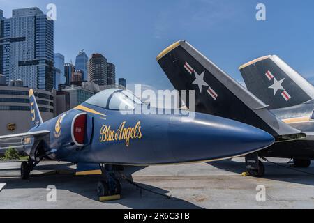 New York City, New York, USA – 28 maggio 2023: Blue Angel Hornet in mostra sul ponte della USS Intrepid ormeggiata a New York City Foto Stock