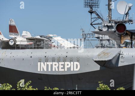 New York City, New York, USA – 28 maggio 2023: La portaerei USS Intrepid attracca a New York City al largo del fiume Hudson Foto Stock