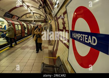 LONDRA - 21 MARZO 2023: Stazione della metropolitana di Hampstead, una stazione della Northern Line nel quartiere di Camden, nel nord di Londra Foto Stock