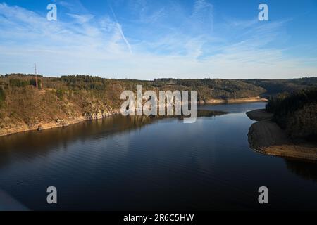 Enorme ponte sul lago, paesaggio, natura Foto Stock