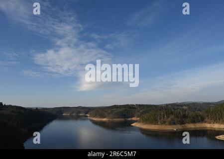 Enorme ponte sul lago, paesaggio, natura Foto Stock