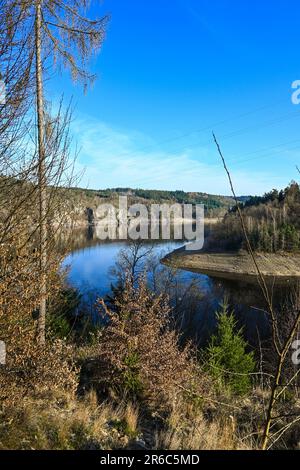 Enorme ponte sul lago, paesaggio, natura Foto Stock