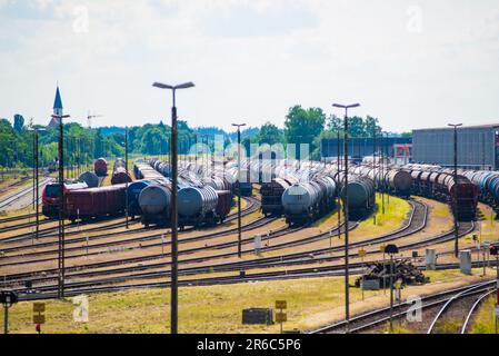 Muehldorf, Germania-June6,2023:Vista di vagoni merci in un cantiere ferroviario Foto Stock