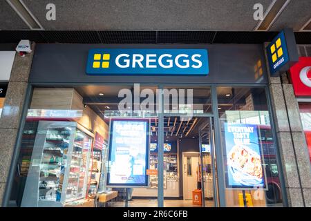 LONDRA - 21 MARZO 2023: La filiale della panetteria Greggs a Victoria SW1, catena britannica di panetteria Foto Stock