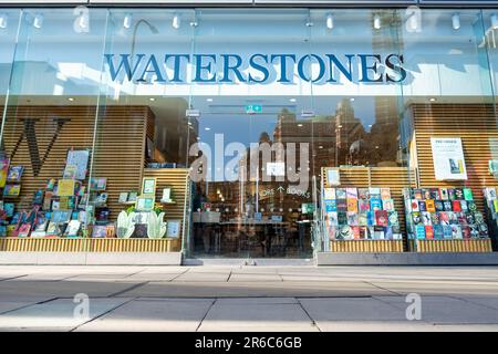 LONDRA - 21 MARZO 2023: Waterstones Store Exterior, una vecchia libreria britannica con filiali nelle strade più alte del Regno Unito Foto Stock