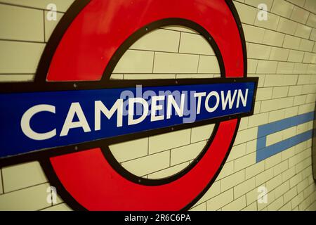 LONDRA - 21 MARZO 2023: Stazione della metropolitana di Camden Town, una stazione della Northern Line nella zona di Camden nel nord di Londra Foto Stock
