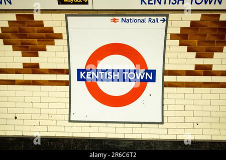 LONDRA - 21 MARZO 2023: Stazione della metropolitana di Kentish Town, una stazione della Northern Line nella zona di Camden nel nord di Londra Foto Stock