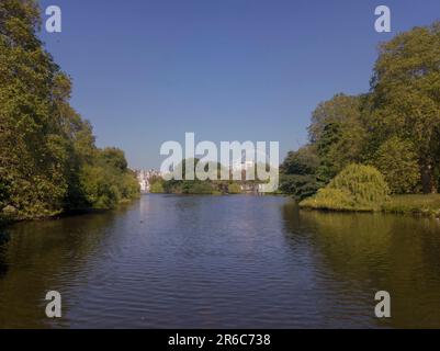 Una giornata estiva a St James Park nel centro di Londra, Regno Unito Foto Stock