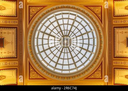 Londra, Regno Unito - Maggio 2023: Vista interna della bella cupola decorata della Galleria Nazionale di Londra, Gran Bretagna Foto Stock