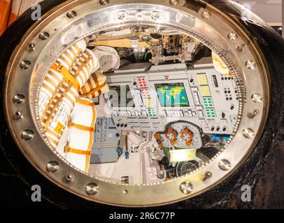 Londra, Regno Unito - Maggio 2023: Vista interna della navicella spaziale Soyuz TM-14 esposta all'interno del Museo della Scienza di Londra, Regno Unito Foto Stock