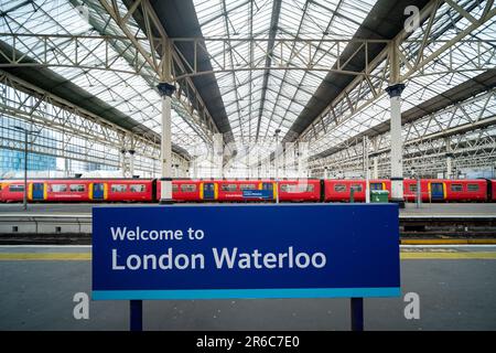 Londra - 20 marzo 2023: Piattaforma e cartello della stazione ferroviaria di Waterloo, capolinea principale Foto Stock